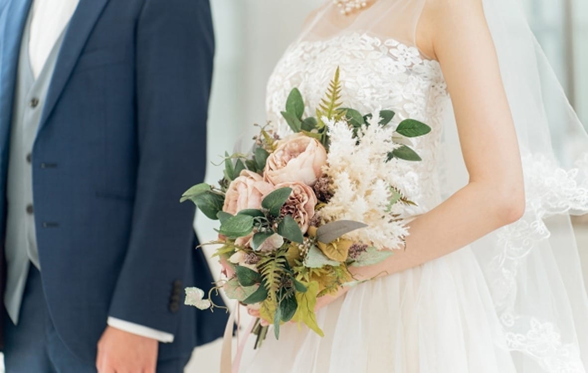 ウェディングドレス,タキシード,ベール,ティアラ,ネックレス,イヤリング,グローブ,ブーケ,ブートニア,リングピロー,ウェルカムボード,フラワーシャワー,キャンドルサービス用キャンドル,リングケース,席札,席次表,ゲストブック,引き出物,ウェディングケーキ装飾,チャペル装花